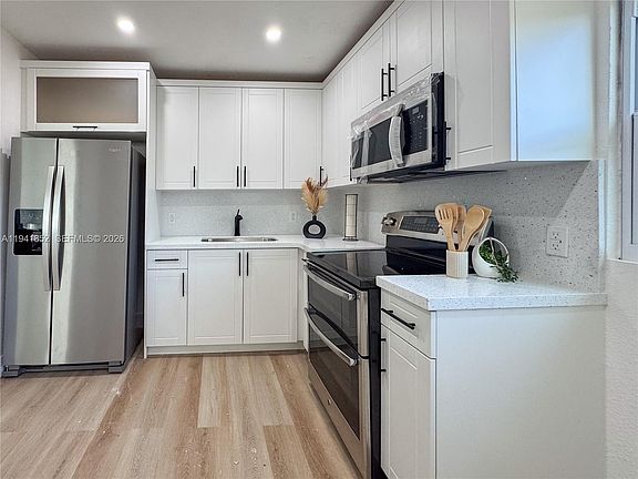 5th image of 953 NE 37th St