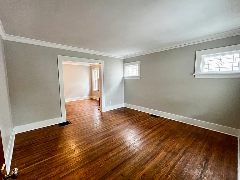 887 Woodbine Ave — Photo 5
