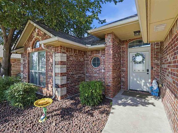 3rd image of 406 N Mountain Meadow Dr