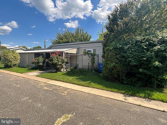 2nd image of 225 Park Rd