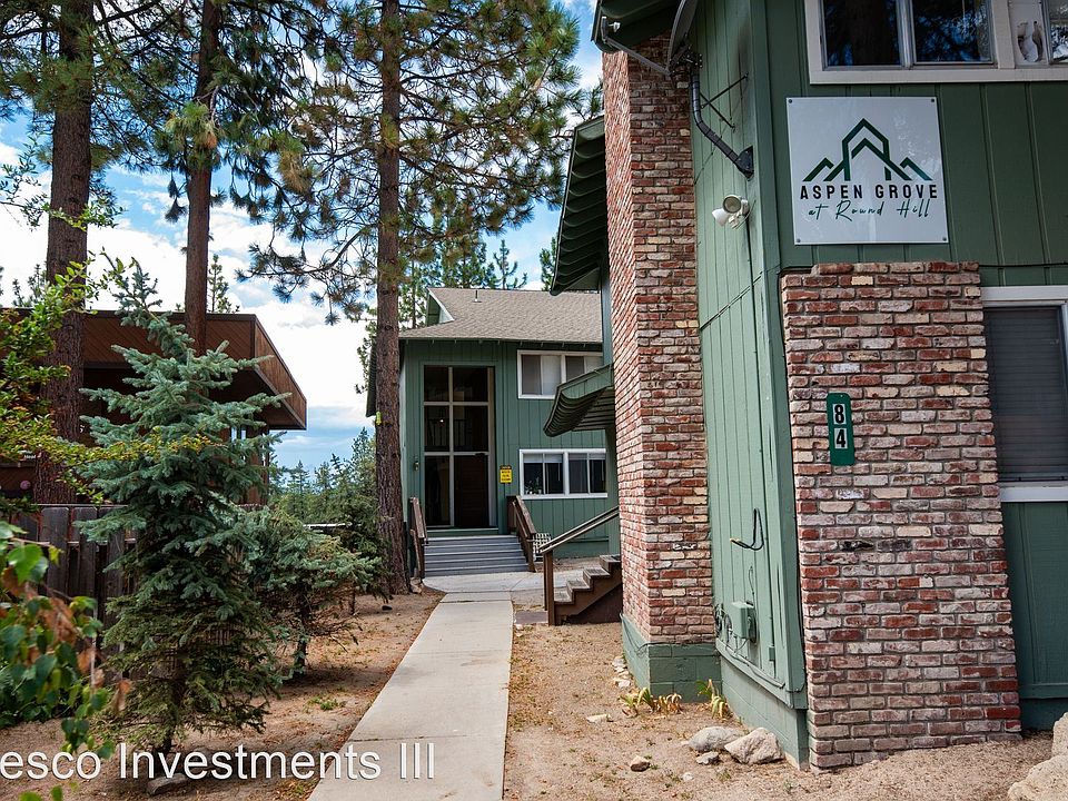 Rare Complex located conveniently behind Round Hill Square in walking