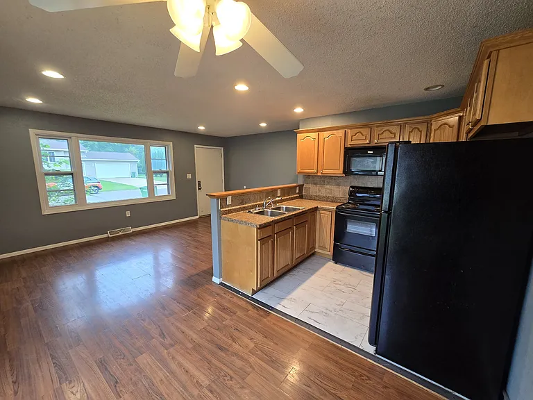 1407 Robin Rd — Photo 4