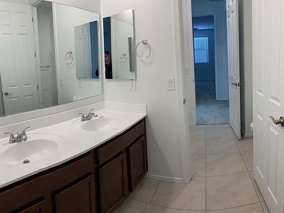 Jack and Jill Full Bathroom