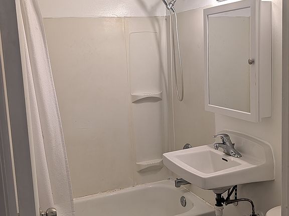 4th image of 1492 Main St #1