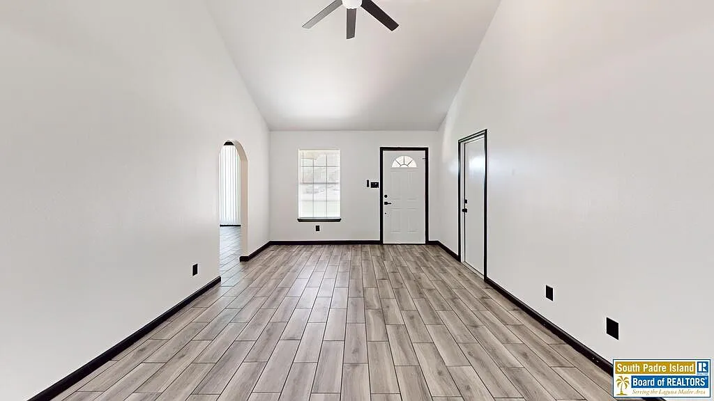 3 bed, 2.0 bath, 1160 sqft, $2,200 — Photo 3