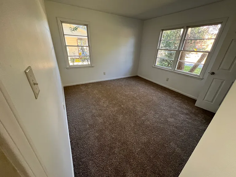 225 Meadowridge Dr — Photo 5