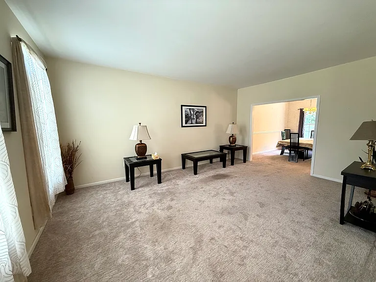 16 Goldfinch Rd — Photo 2