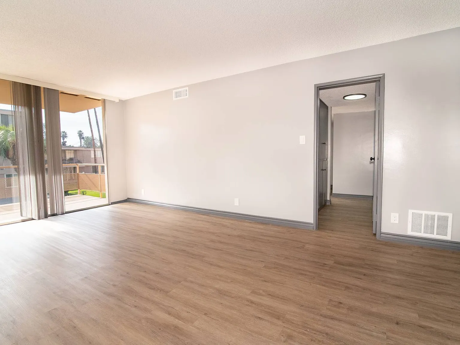 3 bed, 900 sqft, $1,000 — Photo 3