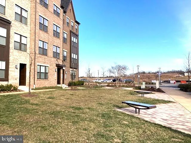 3 bed, 2.5 bath, 1614 sqft, $3,100 — Photo 2