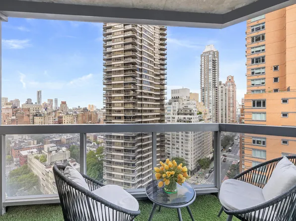 200 East 61st Street image 10 of 27