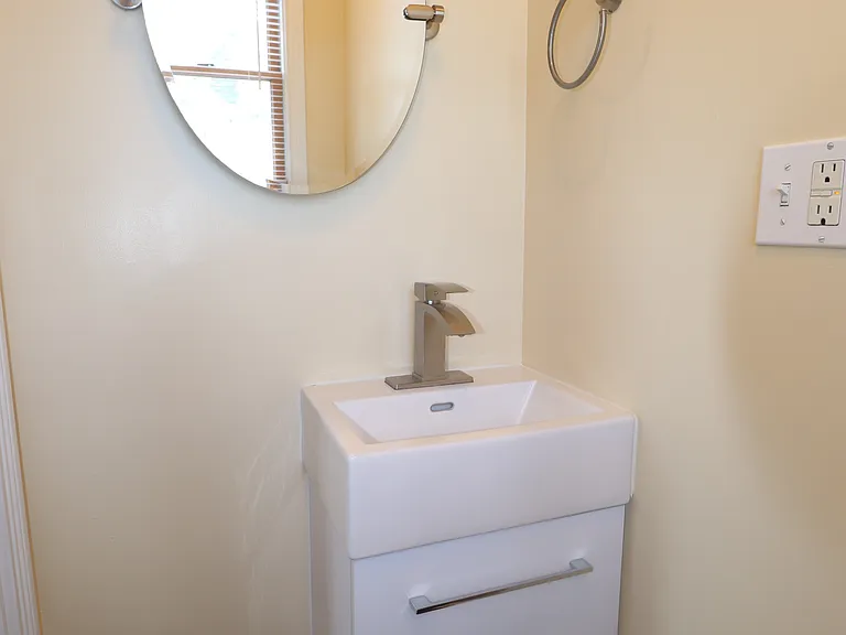 Beautifully Restored Townhouse — Photo 17