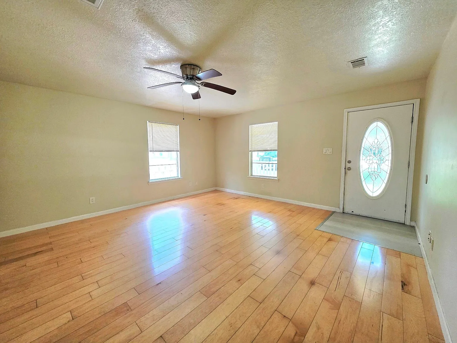 3 bed, 2.0 bath, 1400 sqft, $1,545 — Photo 4