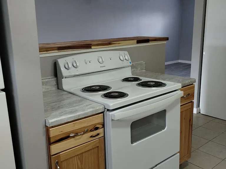 OPEN COUNTER BEHIND THE STOVE