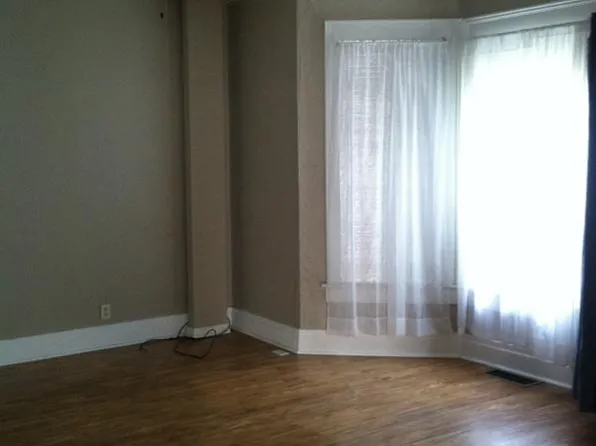 215 W 7th St, Muscatine, IA 52761