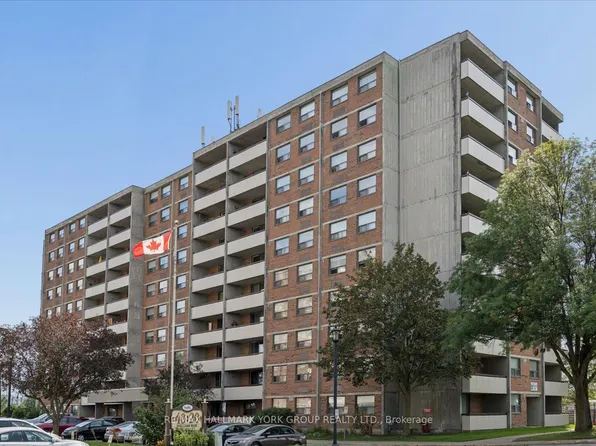 20 William Roe Blvd #405, Newmarket, ON L3Y 5V6