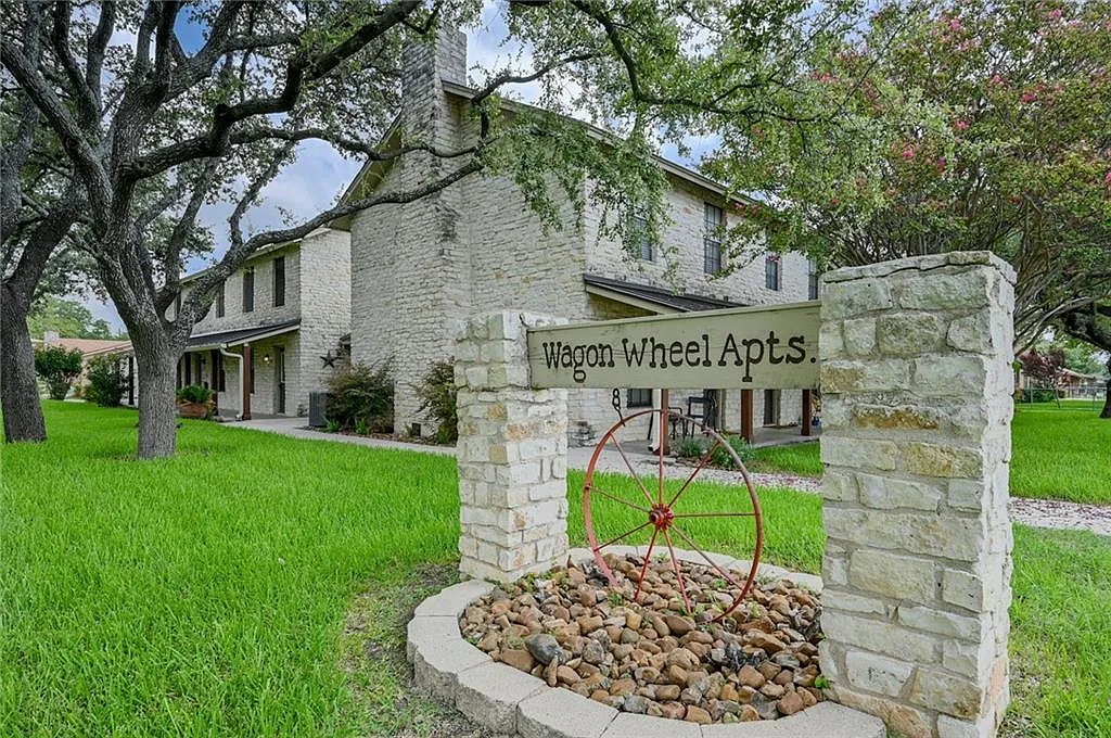 2 bed, 1.5 bath, 900 sqft, $1,300 — Photo 1