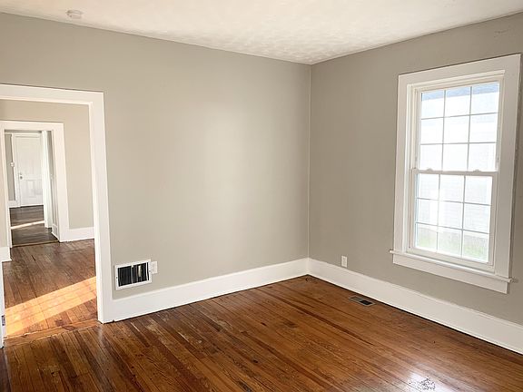 5th image of 8 Cromwell Ave #B