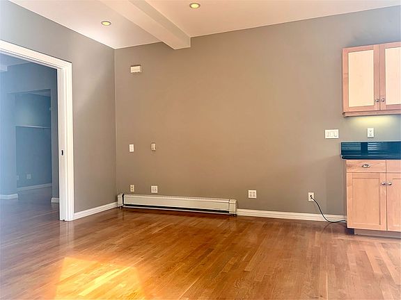 4th image of 2720 Sacramento St