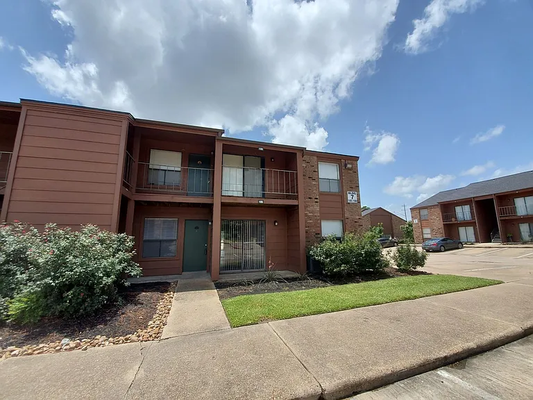 904 University Oaks Blvd #105 — Photo 2