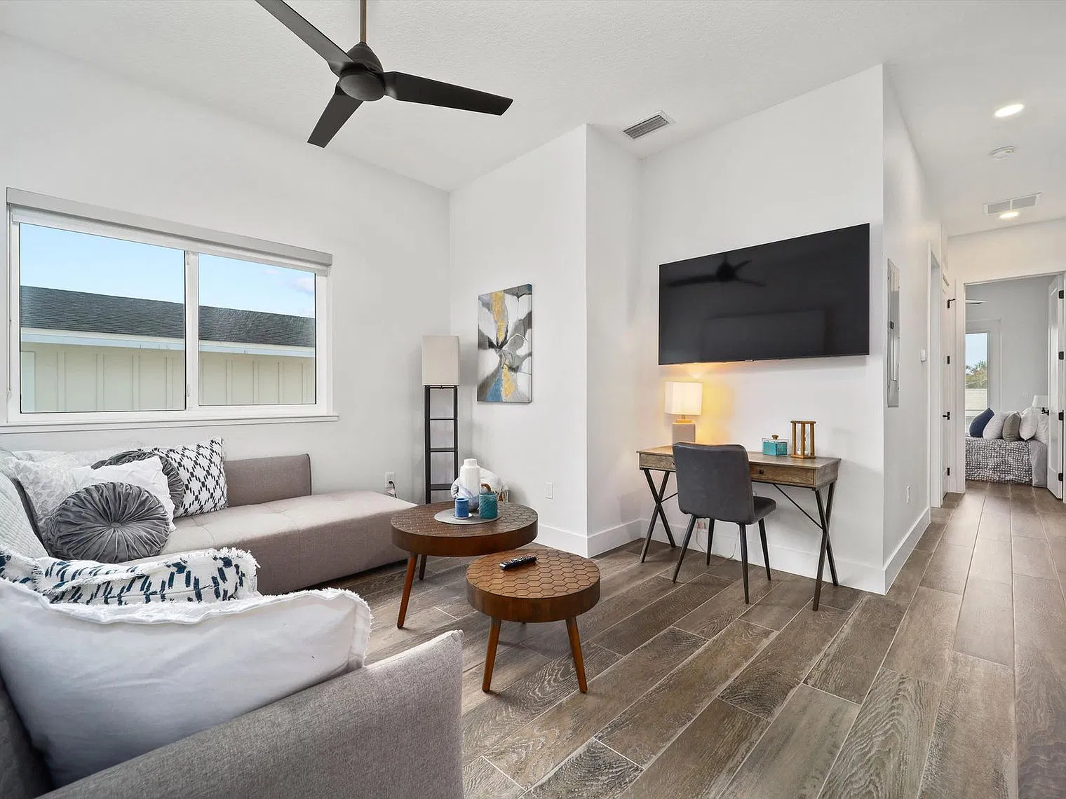 2 bed, 2.0 bath, 1345 sqft, $5,877 — Photo 4