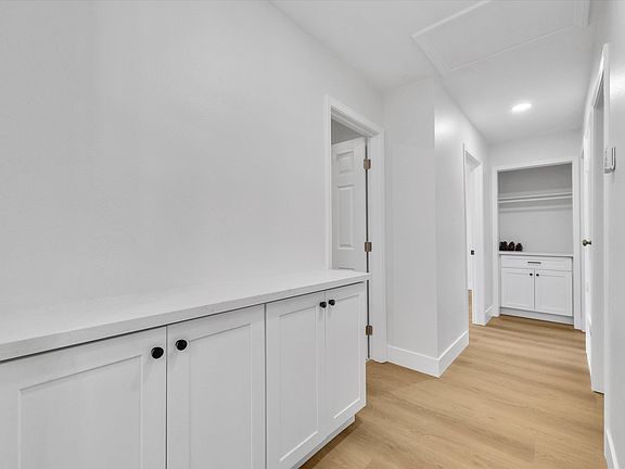 5th image of 1052 W Quince St