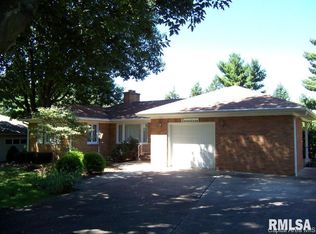 17 W Sunset Dr, Jacksonville, IL 62650