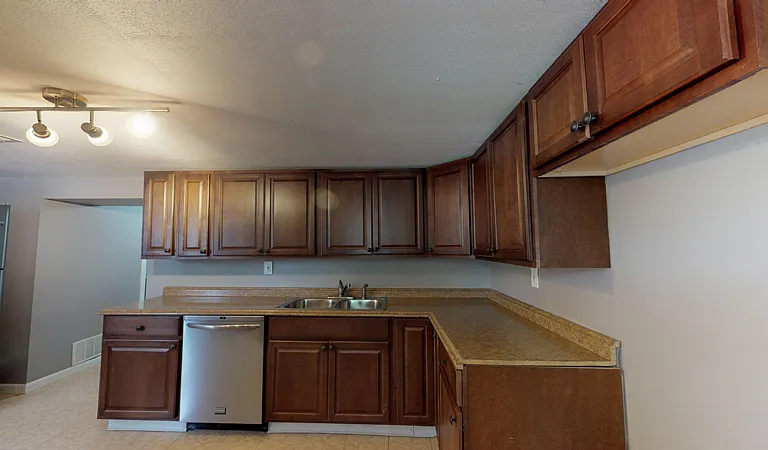 1014 E Colvin St — Photo 5