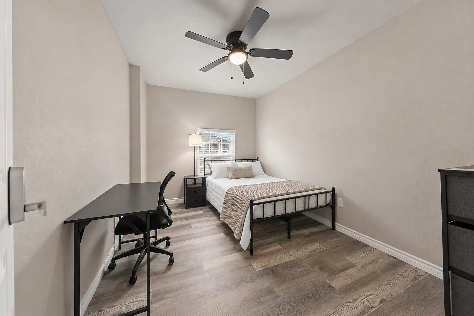 4 bed, 4.0 bath, 2282 sqft, $845 — Photo 1