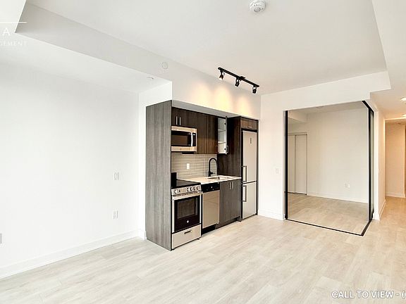 3rd image of 990 Bloor St W #412