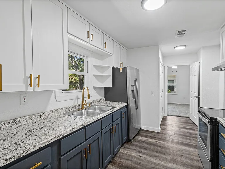 2515 Yeager St — Photo 2