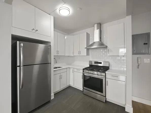 90-02 Queens Boulevard image 6 of 10