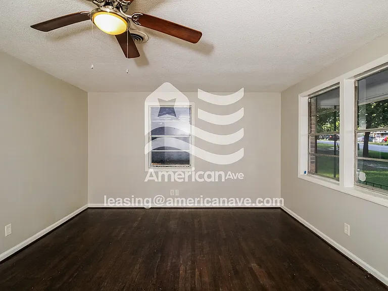 9093_004_wm_-_living_room_13099476.jpg