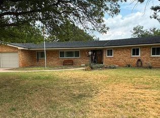 1304 Amarillo St, Plainview, TX 79072