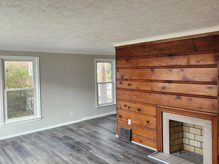 22370 Tracy Ave — Photo 2