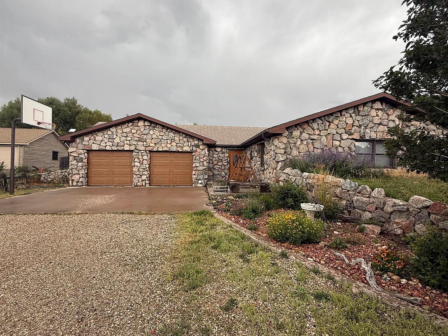 3 bed, 2.0 bath, 1894 sqft, $2,800 — Photo 2