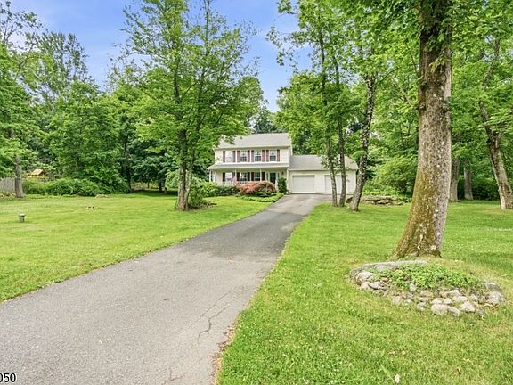 4th image of 10 Mountainside Dr