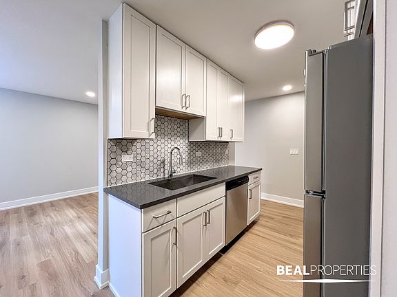 4th image of 530 W Aldine Ave APT 214