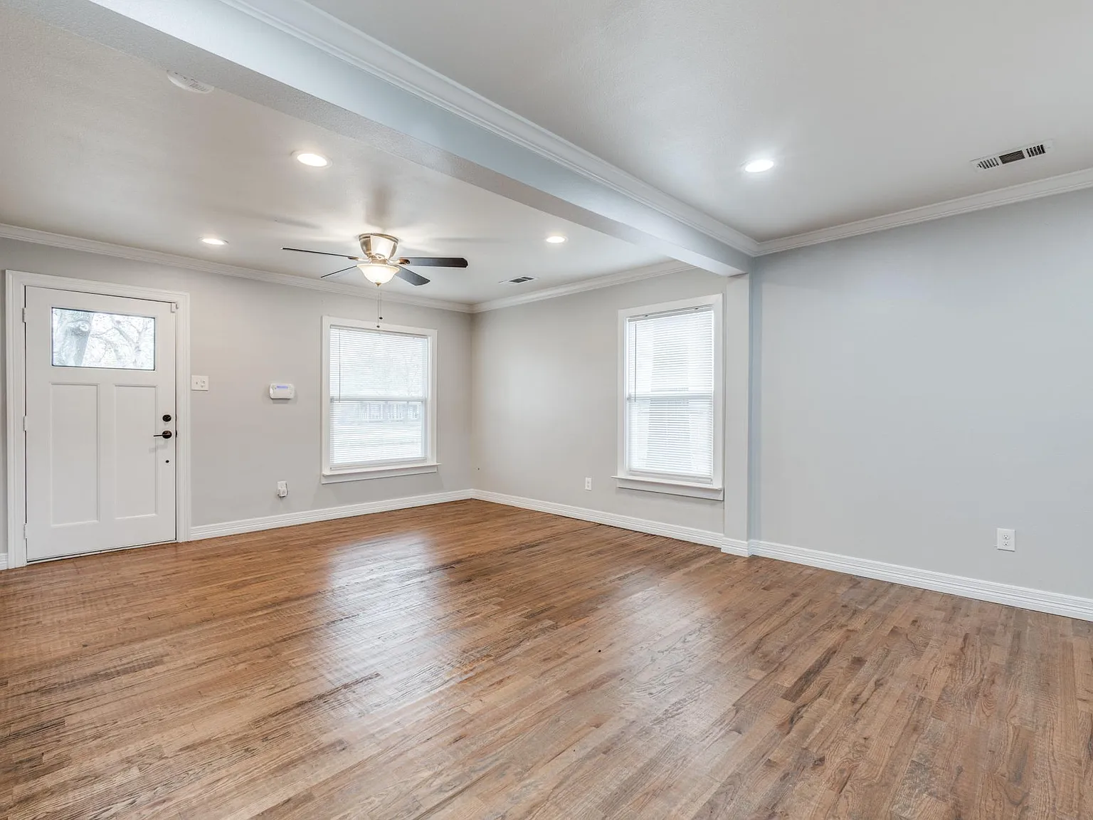 3 bed, 920 sqft, $1,895 — Photo 3