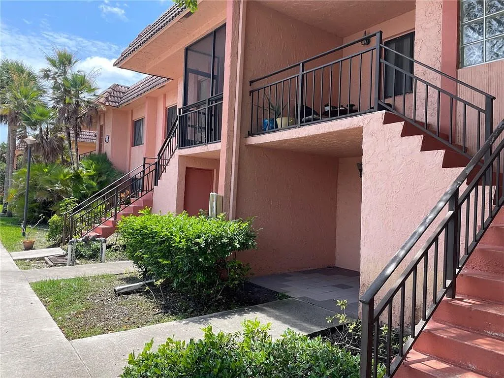 2 bed, 2.0 bath, 1256 sqft, $2,400 — Photo 2