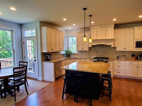 3rd image of 14 Stuart Dr
