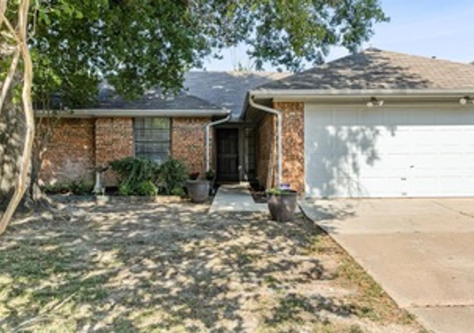 Beautiful 3 bedroom home in Green Leaf/Arlington - Zoned to Mansfield ISD — Photo 2