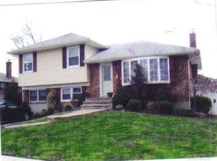8 Damin Dr, Farmingdale, NY 11735