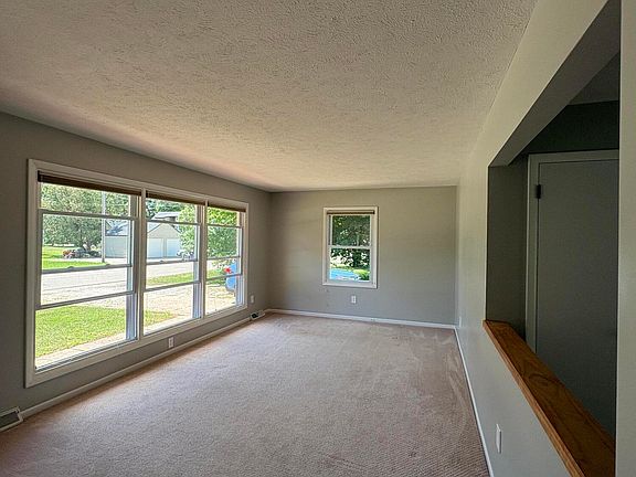 3rd image of 377 W Jefferson St