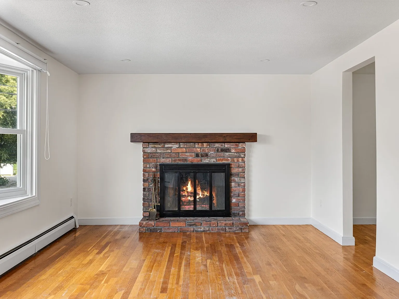 3 bed, 1.5 bath, 1372 sqft, $4,000 — Photo 4