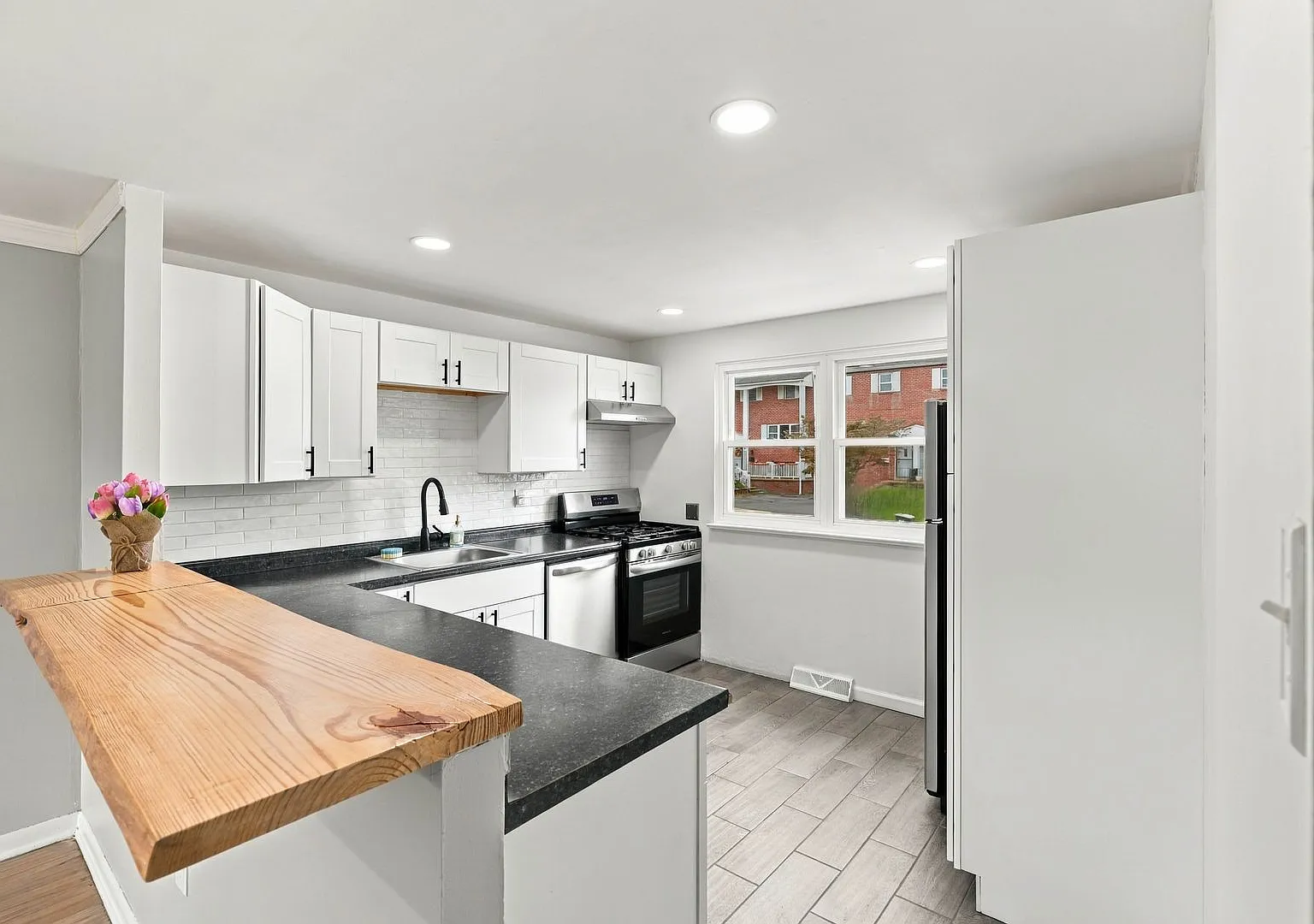 Spacious 3-Bedroom Townhouse with Garage & Finished Basement — Photo 2