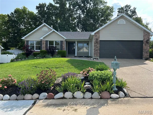 814 Emerald Place Dr, Saint Charles, MO 63304