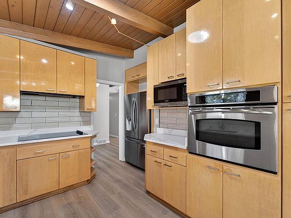 3rd image of 807 E Wahner PLACE
