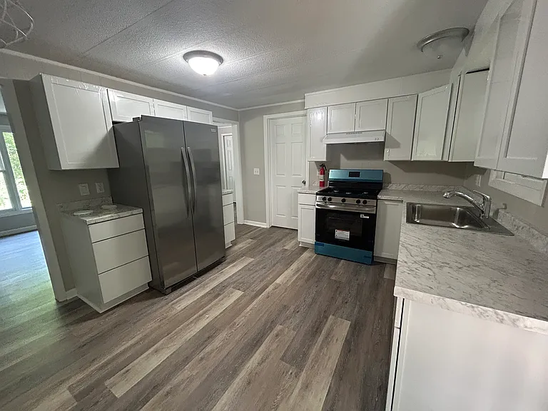 385 N Lakeshore Dr — Photo 3