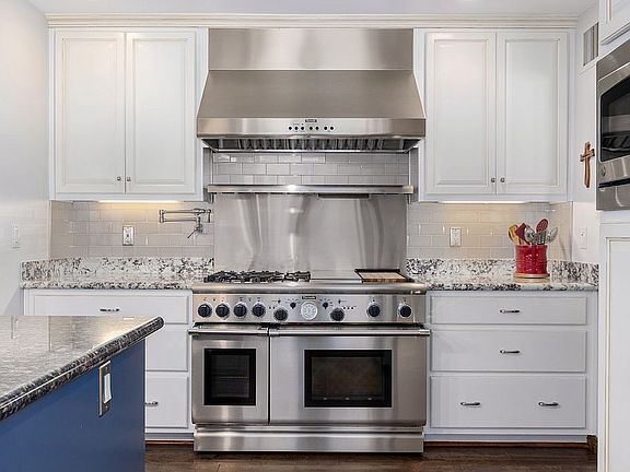 3rd image of 285 E Campina Dr