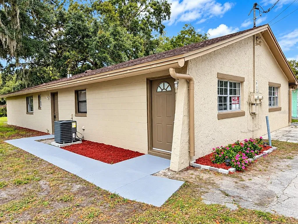 2 bed, 1.0 bath, 1829 sqft, $1,700 — Photo 1